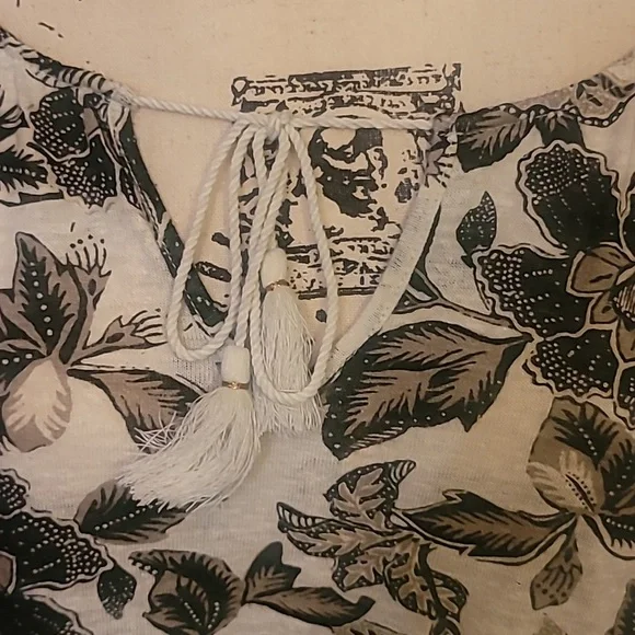 Old Navy Floral Top Large w/Key Hole Tassels - Picture 4 of 11